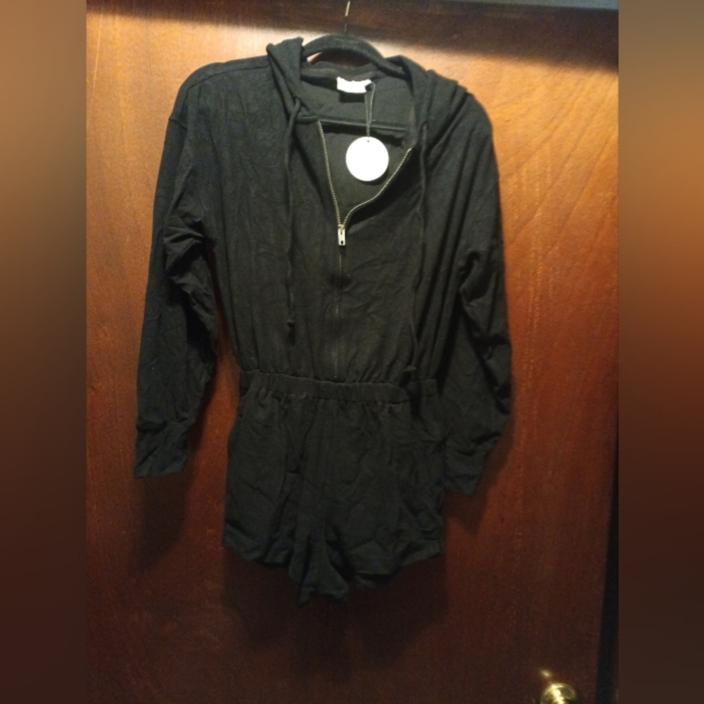 Nia woman's Nwt Size Xs Long Sleeve Hooded Sweatshirt Romper Black